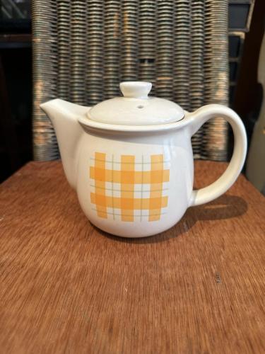 43.-Teapot-with-plaid-marking